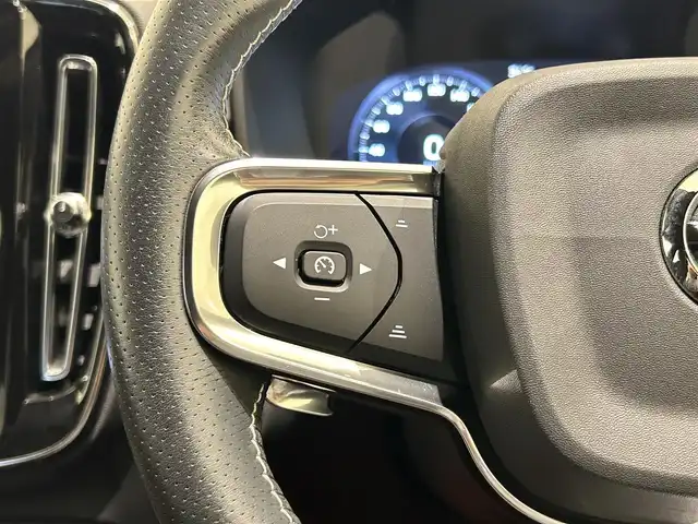 ボルボ ＸＣ４０ T4 AWD Rデザイン 福岡県 2018(平30)年 3.9万km パール ＡＣＣ　/ＢＳＭ　/レーンキープ　/ハーフレザー　/シートヒーター　/パワーシート　/ナビ　/３６０°カメラ　/フルセグ　/パワーバックドア　/スマートキー　/前後ソナー　/パドルシフト　/ＬＥＤライト　/純正１８インチＡＷ