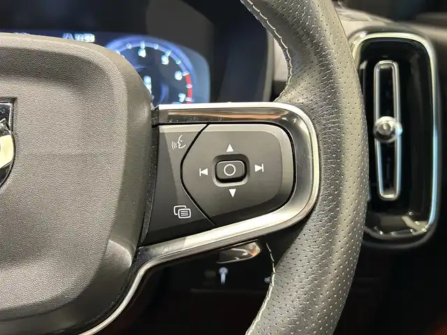 ボルボ ＸＣ４０ T4 AWD Rデザイン 福岡県 2018(平30)年 3.9万km パール ＡＣＣ　/ＢＳＭ　/レーンキープ　/ハーフレザー　/シートヒーター　/パワーシート　/ナビ　/３６０°カメラ　/フルセグ　/パワーバックドア　/スマートキー　/前後ソナー　/パドルシフト　/ＬＥＤライト　/純正１８インチＡＷ