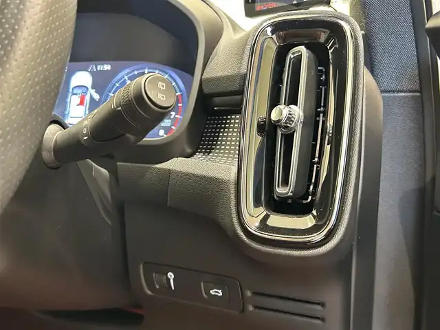 ボルボ ＸＣ４０ T4 AWD Rデザイン 福岡県 2018(平30)年 3.9万km パール ＡＣＣ　/ＢＳＭ　/レーンキープ　/ハーフレザー　/シートヒーター　/パワーシート　/ナビ　/３６０°カメラ　/フルセグ　/パワーバックドア　/スマートキー　/前後ソナー　/パドルシフト　/ＬＥＤライト　/純正１８インチＡＷ