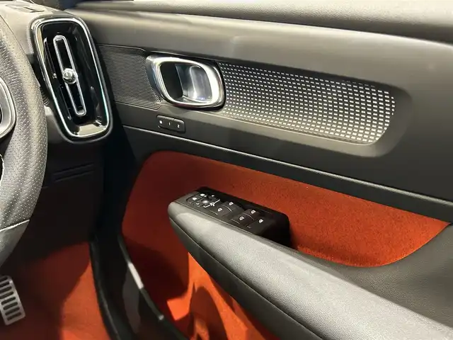 ボルボ ＸＣ４０ T4 AWD Rデザイン 福岡県 2018(平30)年 3.9万km パール ＡＣＣ　/ＢＳＭ　/レーンキープ　/ハーフレザー　/シートヒーター　/パワーシート　/ナビ　/３６０°カメラ　/フルセグ　/パワーバックドア　/スマートキー　/前後ソナー　/パドルシフト　/ＬＥＤライト　/純正１８インチＡＷ
