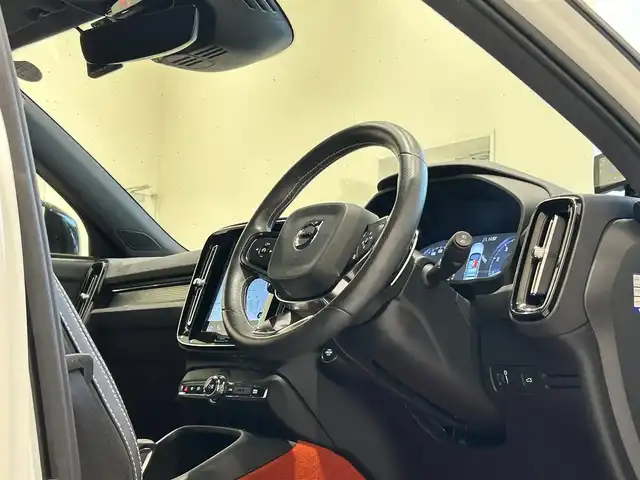 ボルボ ＸＣ４０ T4 AWD Rデザイン 福岡県 2018(平30)年 3.9万km パール ＡＣＣ　/ＢＳＭ　/レーンキープ　/ハーフレザー　/シートヒーター　/パワーシート　/ナビ　/３６０°カメラ　/フルセグ　/パワーバックドア　/スマートキー　/前後ソナー　/パドルシフト　/ＬＥＤライト　/純正１８インチＡＷ