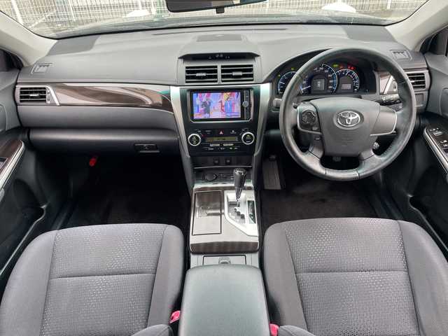 トヨタ カムリ ハイブリット Gパッケージ 三重県 2013(平25)年 6.4万km グレーメタリック 登録時63928km/ワンオーナー/ディーラー７インチＳＤナビ/・フルセグ・Ｂｌｕｅｔｏｏｔｈ・ＣＤ/ＤＶＤ・SD・AM/FM/クルーズコントロール/ＡＵＴＯライト/バックカメラ/パワーシート/ビルドインＥＴＣ/スマートキー/スペアキー/純正フロアマット/電動格納ミラー/革巻きステアリング