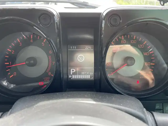 スズキ ジムニー シエラ JC 福岡県 2023(令5)年 3.9万km ピュアホワイトP ワンオーナー/Panasonicナビ/（BT/フルセグ/AM/FM/DISC/SD/SDREC/iPod)/Bカメラ/クルーズコントロール/LEDヘッドライト/オートライト/DN席シートヒーター/シートカバー/純正15インチAW/アイドリングストップ/ルーフキャリア/スペアタイヤ/横滑り防止装置/レーンキープアシスト/盗難防止装置/衝突被害軽減ブレーキ/ドライブレコーダー/スマートキー/ETC/保証書/取扱説明書