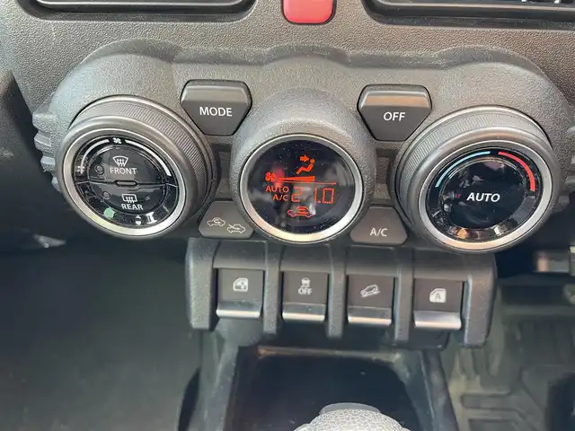 スズキ ジムニー シエラ JC 福岡県 2023(令5)年 3.9万km ピュアホワイトP ワンオーナー/Panasonicナビ/（BT/フルセグ/AM/FM/DISC/SD/SDREC/iPod)/Bカメラ/クルーズコントロール/LEDヘッドライト/オートライト/DN席シートヒーター/シートカバー/純正15インチAW/アイドリングストップ/ルーフキャリア/スペアタイヤ/横滑り防止装置/レーンキープアシスト/盗難防止装置/衝突被害軽減ブレーキ/ドライブレコーダー/スマートキー/ETC/保証書/取扱説明書