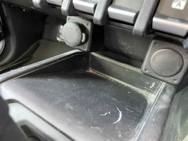 スズキ ジムニー シエラ JC 福岡県 2023(令5)年 3.9万km ピュアホワイトP ワンオーナー/Panasonicナビ/（BT/フルセグ/AM/FM/DISC/SD/SDREC/iPod)/Bカメラ/クルーズコントロール/LEDヘッドライト/オートライト/DN席シートヒーター/シートカバー/純正15インチAW/アイドリングストップ/ルーフキャリア/スペアタイヤ/横滑り防止装置/レーンキープアシスト/盗難防止装置/衝突被害軽減ブレーキ/ドライブレコーダー/スマートキー/ETC/保証書/取扱説明書