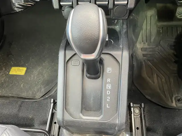スズキ ジムニー シエラ JC 福岡県 2023(令5)年 3.9万km ピュアホワイトP ワンオーナー/Panasonicナビ/（BT/フルセグ/AM/FM/DISC/SD/SDREC/iPod)/Bカメラ/クルーズコントロール/LEDヘッドライト/オートライト/DN席シートヒーター/シートカバー/純正15インチAW/アイドリングストップ/ルーフキャリア/スペアタイヤ/横滑り防止装置/レーンキープアシスト/盗難防止装置/衝突被害軽減ブレーキ/ドライブレコーダー/スマートキー/ETC/保証書/取扱説明書