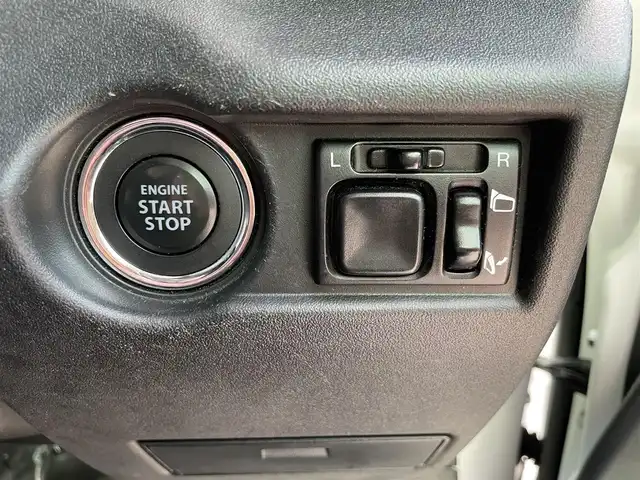 スズキ ジムニー シエラ JC 福岡県 2023(令5)年 3.9万km ピュアホワイトP ワンオーナー/Panasonicナビ/（BT/フルセグ/AM/FM/DISC/SD/SDREC/iPod)/Bカメラ/クルーズコントロール/LEDヘッドライト/オートライト/DN席シートヒーター/シートカバー/純正15インチAW/アイドリングストップ/ルーフキャリア/スペアタイヤ/横滑り防止装置/レーンキープアシスト/盗難防止装置/衝突被害軽減ブレーキ/ドライブレコーダー/スマートキー/ETC/保証書/取扱説明書