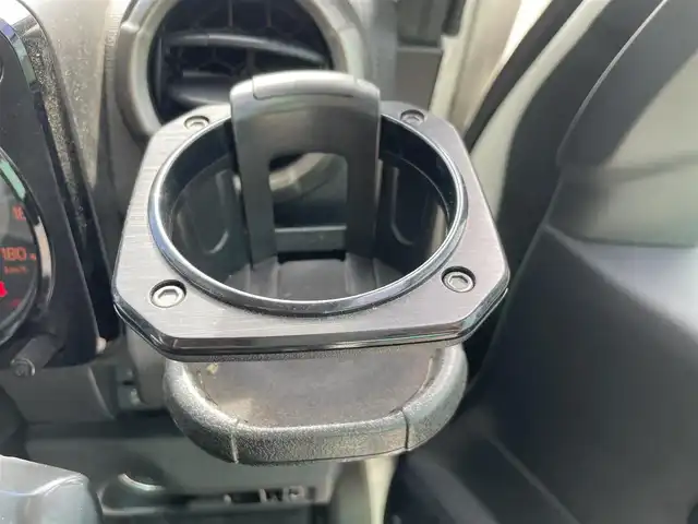 スズキ ジムニー シエラ JC 福岡県 2023(令5)年 3.9万km ピュアホワイトP ワンオーナー/Panasonicナビ/（BT/フルセグ/AM/FM/DISC/SD/SDREC/iPod)/Bカメラ/クルーズコントロール/LEDヘッドライト/オートライト/DN席シートヒーター/シートカバー/純正15インチAW/アイドリングストップ/ルーフキャリア/スペアタイヤ/横滑り防止装置/レーンキープアシスト/盗難防止装置/衝突被害軽減ブレーキ/ドライブレコーダー/スマートキー/ETC/保証書/取扱説明書