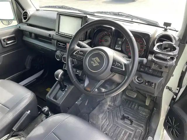 スズキ ジムニー シエラ JC 福岡県 2023(令5)年 3.9万km ピュアホワイトP ワンオーナー/Panasonicナビ/（BT/フルセグ/AM/FM/DISC/SD/SDREC/iPod)/Bカメラ/クルーズコントロール/LEDヘッドライト/オートライト/DN席シートヒーター/シートカバー/純正15インチAW/アイドリングストップ/ルーフキャリア/スペアタイヤ/横滑り防止装置/レーンキープアシスト/盗難防止装置/衝突被害軽減ブレーキ/ドライブレコーダー/スマートキー/ETC/保証書/取扱説明書