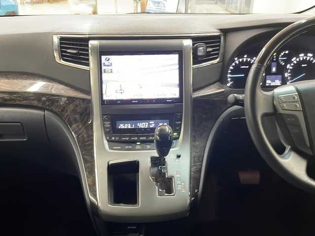 トヨタ ヴェルファイア 2．4Z Gエディション 道央・札幌 2013(平25)年 7万km ホワイトパールクリスタルシャイン ・4WD/・社外ナビ/フルセグTV/DVD/CD/SD/BT/・バックカメラ/・パワーバックドア/・両側パワースライドドア/・ALPINEリヤフリップダウンモニター/・社外エンジンスターター/・ドライブレコーダー/・クルーズコントロール/・パーキングセンサー/・横滑り防止/・ビルトインETC/・前席パワーシート/・HID/・フロントフォグ/・プッシュスタート/・スマートキー/・ドアバイザー/・電格ミラー/・夏タイヤ純正18インチAW積込