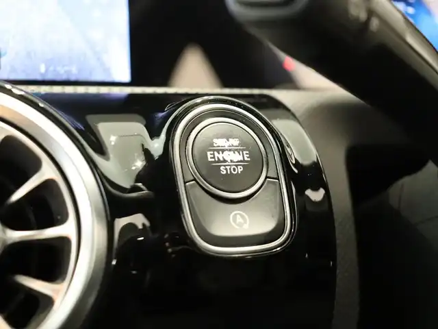 メルセデス・ベンツ ＣＬＡ２００ｄ AMGライン 静岡県 2019(令1)年 4.5万km コスモスブラック パノラミックスライディングルーフ/レーダーセーフティーパッケージ/・BSM/・LKA/・衝突被害軽減ブレーキ/AMGレザーエクスクルーシブパッケージ/・黒灰革シート/・アルミニウムインテリアトリム/アドバンスドパッケージ/・360°カメラ/・HUD/・アドバンスドサウンドシステム/AMGライン/・アンビエントライト/・LEDヘッドライト/純正ナビ/フルセグTV/純正18インチAW/ETC2.0/シートヒーター/シートメモリー/パワーシート/クルーズコントロール