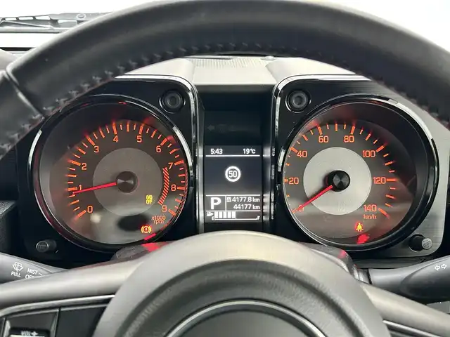 スズキ ジムニー XC 愛媛県 2020(令2)年 4.5万km ジャングルグリーン Stradaナビ　/バックカメラ　/クルーズコントロール　/車線逸脱防止装置　/衝突被害軽減システム　/ダウンヒルアシストコントロール　/D/N席シートヒーター/ヒートミラー/電格ミラー/ヘッドライトウォッシャー　/ドアバイザー　/LEDヘッドライト/シガーソケット/ISOFIX/4WD切替/現状サマー(純正AW)(175/80/R16)/YOKOHAMA GEOLANDAR CV G058