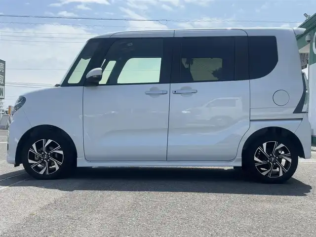 ダイハツ タント カスタム X 徳島県 2022(令4)年 1.3万km シャイニングホワイトパール 純正ディスプレイオーディオ/両側パワースライドドア/次世代スマートアシスト/・衝突回避・軽減ブレーキ機能/・オートハイビーム/・サイドビューランプ/・誤発進抑制機能/・車線逸脱警報＆車線逸脱抑制制御機能/・ふらつき警報/・先行車発進お知らせ機能/・進入禁止標識認識機能/前席シートヒーター/純正アルミホイール/オートエアコン/ハーフレザーシート