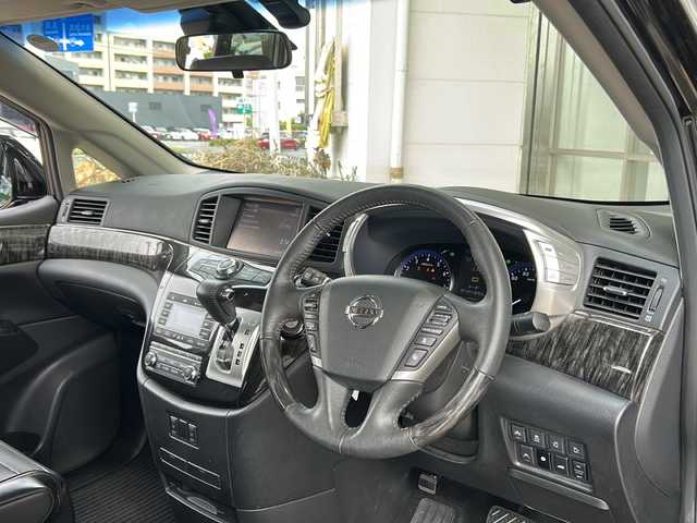 日産 エルグランド 350HWS プレミアム アーバンクロム 静岡県 2019(平31)年 5.5万km ファントムブラック 純正マルチ/・ナビゲーション/・フルセグTV/・AUX/・CD/DVD/・Bluetooth/・FM/AM/主要装備/・アラウンドビューモニター/・後席フリップダウンモニター/・ビルトインＥＴＣ/・追従クルコン/・ドライブレコーダー/・純正マルチ/・両側パワスラ/・パワーバックドア/・エマージェンシーブレーキ/・パワーシート/・運転席+助手席シートヒータ