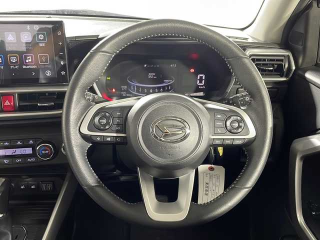 ダイハツ ロッキー プレミアム G 沖縄県 2022(令4)年 2.7万km ナチュラルベージュマイカM 禁煙車　/純正ディスプレイオーディオ　/フルセグ　Ｂｌｕｅｔｏｏｔｈ　ＨＤＭＩ　/Ａｐｐｌｅ　ｃａｒ　ｐｌａｙ　　Ａｎｄｏｒｉｏｄ　Ａｕｔｏ　/パノラミックビューカメラ　/レーダークルーズコントロール/シートヒーター/オートライト/オートマチックハイビーム/オートブレーキホールド/ステアリングリモコン/コーナーセンサー前後