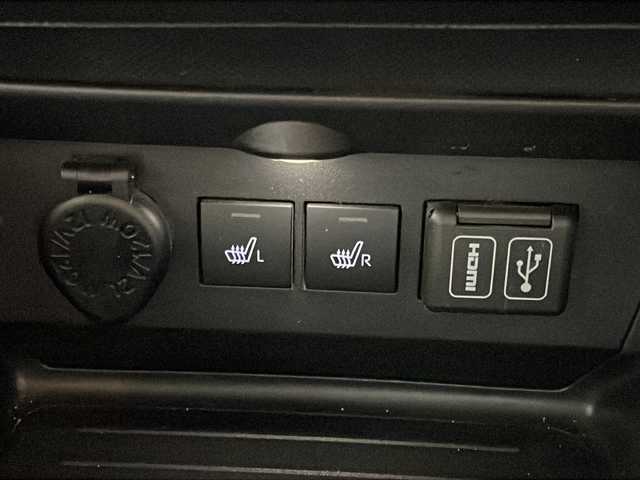 ダイハツ ロッキー プレミアム G 沖縄県 2022(令4)年 2.7万km ナチュラルベージュマイカM 禁煙車　/純正ディスプレイオーディオ　/フルセグ　Ｂｌｕｅｔｏｏｔｈ　ＨＤＭＩ　/Ａｐｐｌｅ　ｃａｒ　ｐｌａｙ　　Ａｎｄｏｒｉｏｄ　Ａｕｔｏ　/パノラミックビューカメラ　/レーダークルーズコントロール/シートヒーター/オートライト/オートマチックハイビーム/オートブレーキホールド/ステアリングリモコン/コーナーセンサー前後