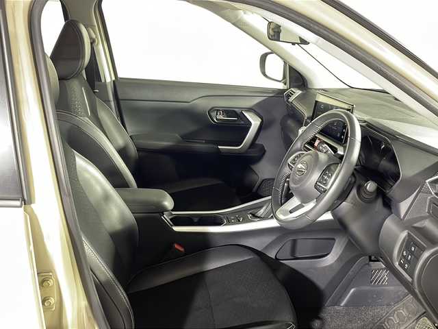 ダイハツ ロッキー プレミアム G 沖縄県 2022(令4)年 2.7万km ナチュラルベージュマイカM 禁煙車　/純正ディスプレイオーディオ　/フルセグ　Ｂｌｕｅｔｏｏｔｈ　ＨＤＭＩ　/Ａｐｐｌｅ　ｃａｒ　ｐｌａｙ　　Ａｎｄｏｒｉｏｄ　Ａｕｔｏ　/パノラミックビューカメラ　/レーダークルーズコントロール/シートヒーター/オートライト/オートマチックハイビーム/オートブレーキホールド/ステアリングリモコン/コーナーセンサー前後