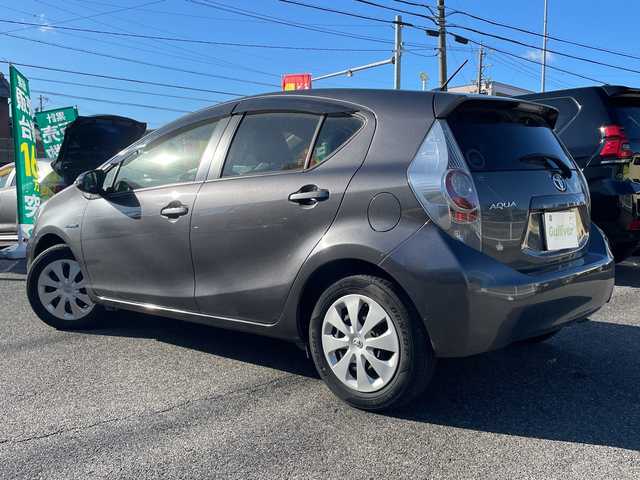 トヨタ アクア S 愛知県 2014(平26)年 9.1万km グレーメタリック ・禁煙車/・ワンオーナー/・純正ナビ/フルセグTV/　(NSCP-W64)/・バックカメラ/・ETC/・オートライト/・スマートキー/・プッシュスタート/・ステアスイッチ/・ドアバイザー/・フロアマット/・新車保証書/・取扱説明書/・スペアキー