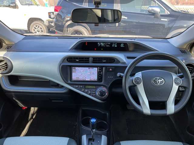 トヨタ アクア S 愛知県 2014(平26)年 9.1万km グレーメタリック ・禁煙車/・ワンオーナー/・純正ナビ/フルセグTV/　(NSCP-W64)/・バックカメラ/・ETC/・オートライト/・スマートキー/・プッシュスタート/・ステアスイッチ/・ドアバイザー/・フロアマット/・新車保証書/・取扱説明書/・スペアキー