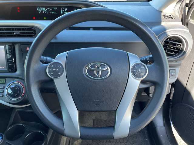 トヨタ アクア S 愛知県 2014(平26)年 9.1万km グレーメタリック ・禁煙車/・ワンオーナー/・純正ナビ/フルセグTV/　(NSCP-W64)/・バックカメラ/・ETC/・オートライト/・スマートキー/・プッシュスタート/・ステアスイッチ/・ドアバイザー/・フロアマット/・新車保証書/・取扱説明書/・スペアキー