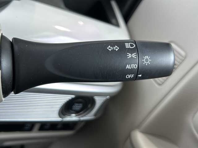 スズキ スペーシア HYBRID X 静岡県 2018(平30)年 3.1万km ピュアホワイトP 安全機能/・衝突軽減ブレーキ/・レーンキープアシスト/・リアコーナーセンサー/純正ナビ/・フルセグTV/・CD/DVD/BT/ラジオ/主要装備/・全方位カメラ/・両側パワースライドドア/・プッシュスタート/・スマートキー/・ステアリングリモコン/・シートヒーター/・ドライブレコーダー/・オートライト/・アイドリングストップ