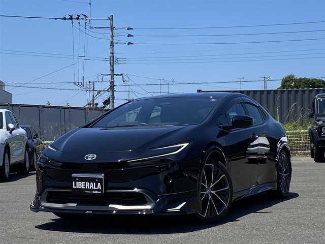 トヨタ プリウス Z 福岡県 2023(令5)年 1.8万km アティチュードブラックマイカ ・ワンオーナー/・Plugin Hybrid/・純正12.3インチSDナビ/Apple Car Play/Android Auto/フルセグTV/BT/USB/・パノラミックビューモニター/・AC100V端子/・モデリスタエアロ（フロント・サイド・リア）/・Toyota Safety Sense/ープリクラッシュセーフティ/ーレーントレーシングアシスト/ーレーンデパーチャーアラート/ープロアクティブドライビングアシスト/ーフロントクロストラフィックアラート/ーロードサインアシスト/ーレーダークルーズコントロール/・BSM/・パワーバックドア/・ブラックレザーシート/・D席パワーシート/メモリーシート/・前席シートヒーター/ベンチレーション/・ステアリングヒーター/・ビルトインETC2.0/・ワイヤレス充電/・LED AUTOヘッドライト/・AUTO ハイビーム/・純正19インチAW/・スマートキー/・ドアバイザー/・保証書/取扱説明書/・スペアキー
