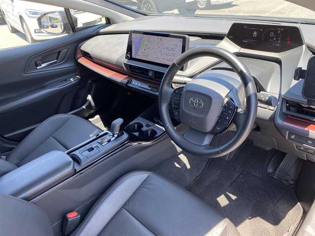 トヨタ プリウス Z 福岡県 2023(令5)年 1.8万km アティチュードブラックマイカ ・ワンオーナー/・Plugin Hybrid/・純正12.3インチSDナビ/Apple Car Play/Android Auto/フルセグTV/BT/USB/・パノラミックビューモニター/・AC100V端子/・モデリスタエアロ（フロント・サイド・リア）/・Toyota Safety Sense/ープリクラッシュセーフティ/ーレーントレーシングアシスト/ーレーンデパーチャーアラート/ープロアクティブドライビングアシスト/ーフロントクロストラフィックアラート/ーロードサインアシスト/ーレーダークルーズコントロール/・BSM/・パワーバックドア/・ブラックレザーシート/・D席パワーシート/メモリーシート/・前席シートヒーター/ベンチレーション/・ステアリングヒーター/・ビルトインETC2.0/・ワイヤレス充電/・LED AUTOヘッドライト/・AUTO ハイビーム/・純正19インチAW/・スマートキー/・ドアバイザー/・保証書/取扱説明書/・スペアキー