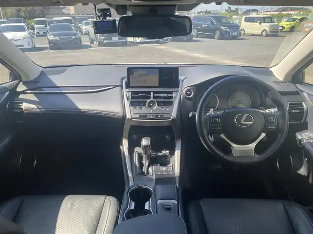 レクサス ＮＸ 300h バージョンL 熊本県 2019(令1)年 8万km ソニッククォーツ ワンオーナー/純正ナビ/・CD/DVD/BT/SD/AUX/USB/・フルセグTV/・全周囲カメラ/レクサスセーフティシステム/・レーントレーシングアシスト/・プリクラッシュセーフティ/・パーキングサポートブレーキ/・ロードサインアシスト/・先行車発進お知らせ/・ヘッドアップディスプレイ/・ブラインドスポットモニター/・オートハイビーム/・レーダークルーズコントロール/パワーバックドア/革巻きステアリング/ステアリングスイッチ/パドルシフト/ステアリングヒーター/前席パワーシート/D席メモリ付き/前席シートヒーター/クーラー/横滑り防止装置/前後ドライブレコーダー/電動パーキングブレーキ/オートホールドブレーキ/ETC2.0/純正フロアマット/純正アルミホイール/ドアバイザー/スペアキー/カードキー