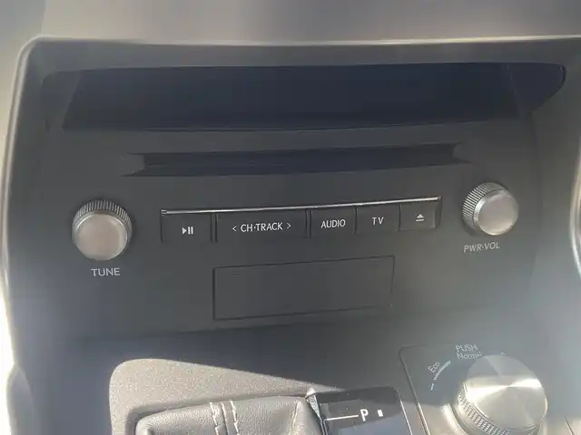 レクサス ＮＸ 300h バージョンL 熊本県 2019(令1)年 8万km ソニッククォーツ ワンオーナー/純正ナビ/・CD/DVD/BT/SD/AUX/USB/・フルセグTV/・全周囲カメラ/レクサスセーフティシステム/・レーントレーシングアシスト/・プリクラッシュセーフティ/・パーキングサポートブレーキ/・ロードサインアシスト/・先行車発進お知らせ/・ヘッドアップディスプレイ/・ブラインドスポットモニター/・オートハイビーム/・レーダークルーズコントロール/パワーバックドア/革巻きステアリング/ステアリングスイッチ/パドルシフト/ステアリングヒーター/前席パワーシート/D席メモリ付き/前席シートヒーター/クーラー/横滑り防止装置/前後ドライブレコーダー/電動パーキングブレーキ/オートホールドブレーキ/ETC2.0/純正フロアマット/純正アルミホイール/ドアバイザー/スペアキー/カードキー