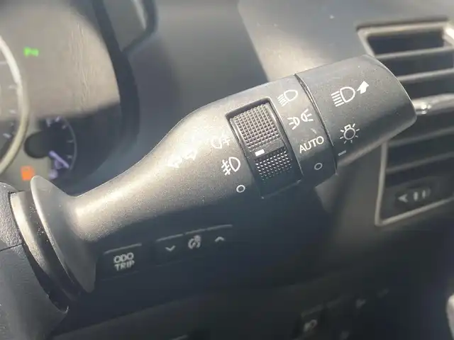 レクサス ＮＸ 300h バージョンL 熊本県 2019(令1)年 8万km ソニッククォーツ ワンオーナー/純正ナビ/・CD/DVD/BT/SD/AUX/USB/・フルセグTV/・全周囲カメラ/レクサスセーフティシステム/・レーントレーシングアシスト/・プリクラッシュセーフティ/・パーキングサポートブレーキ/・ロードサインアシスト/・先行車発進お知らせ/・ヘッドアップディスプレイ/・ブラインドスポットモニター/・オートハイビーム/・レーダークルーズコントロール/パワーバックドア/革巻きステアリング/ステアリングスイッチ/パドルシフト/ステアリングヒーター/前席パワーシート/D席メモリ付き/前席シートヒーター/クーラー/横滑り防止装置/前後ドライブレコーダー/電動パーキングブレーキ/オートホールドブレーキ/ETC2.0/純正フロアマット/純正アルミホイール/ドアバイザー/スペアキー/カードキー