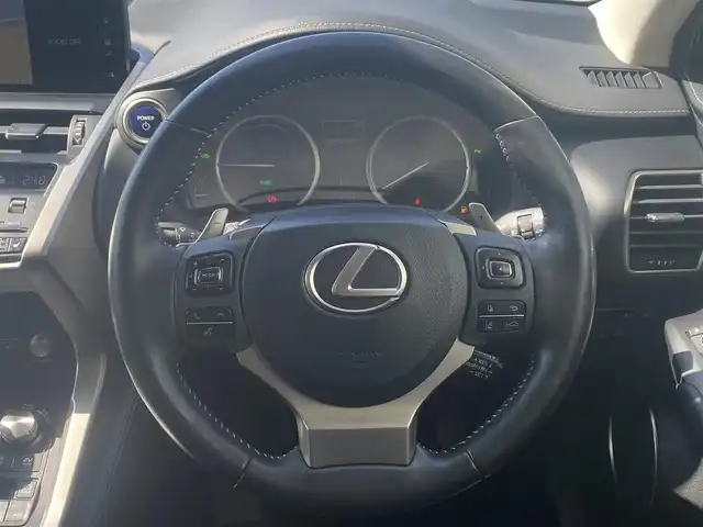 レクサス ＮＸ 300h バージョンL 熊本県 2019(令1)年 8万km ソニッククォーツ ワンオーナー/純正ナビ/・CD/DVD/BT/SD/AUX/USB/・フルセグTV/・全周囲カメラ/レクサスセーフティシステム/・レーントレーシングアシスト/・プリクラッシュセーフティ/・パーキングサポートブレーキ/・ロードサインアシスト/・先行車発進お知らせ/・ヘッドアップディスプレイ/・ブラインドスポットモニター/・オートハイビーム/・レーダークルーズコントロール/パワーバックドア/革巻きステアリング/ステアリングスイッチ/パドルシフト/ステアリングヒーター/前席パワーシート/D席メモリ付き/前席シートヒーター/クーラー/横滑り防止装置/前後ドライブレコーダー/電動パーキングブレーキ/オートホールドブレーキ/ETC2.0/純正フロアマット/純正アルミホイール/ドアバイザー/スペアキー/カードキー
