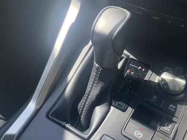レクサス ＮＸ 300h バージョンL 熊本県 2019(令1)年 8万km ソニッククォーツ ワンオーナー/純正ナビ/・CD/DVD/BT/SD/AUX/USB/・フルセグTV/・全周囲カメラ/レクサスセーフティシステム/・レーントレーシングアシスト/・プリクラッシュセーフティ/・パーキングサポートブレーキ/・ロードサインアシスト/・先行車発進お知らせ/・ヘッドアップディスプレイ/・ブラインドスポットモニター/・オートハイビーム/・レーダークルーズコントロール/パワーバックドア/革巻きステアリング/ステアリングスイッチ/パドルシフト/ステアリングヒーター/前席パワーシート/D席メモリ付き/前席シートヒーター/クーラー/横滑り防止装置/前後ドライブレコーダー/電動パーキングブレーキ/オートホールドブレーキ/ETC2.0/純正フロアマット/純正アルミホイール/ドアバイザー/スペアキー/カードキー