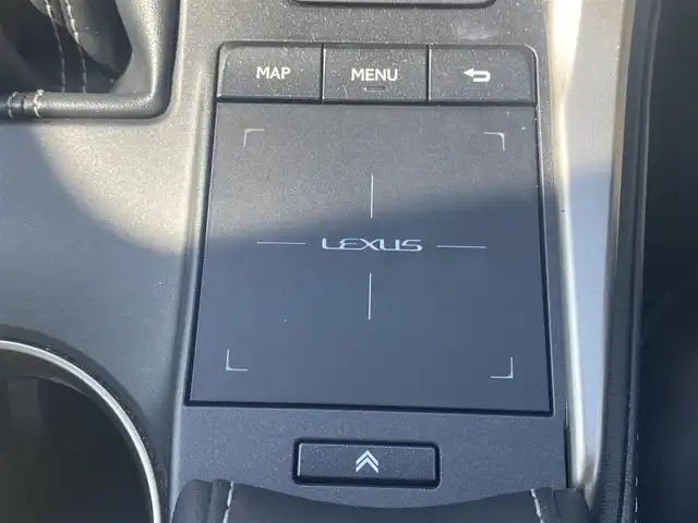 レクサス ＮＸ 300h バージョンL 熊本県 2019(令1)年 8万km ソニッククォーツ ワンオーナー/純正ナビ/・CD/DVD/BT/SD/AUX/USB/・フルセグTV/・全周囲カメラ/レクサスセーフティシステム/・レーントレーシングアシスト/・プリクラッシュセーフティ/・パーキングサポートブレーキ/・ロードサインアシスト/・先行車発進お知らせ/・ヘッドアップディスプレイ/・ブラインドスポットモニター/・オートハイビーム/・レーダークルーズコントロール/パワーバックドア/革巻きステアリング/ステアリングスイッチ/パドルシフト/ステアリングヒーター/前席パワーシート/D席メモリ付き/前席シートヒーター/クーラー/横滑り防止装置/前後ドライブレコーダー/電動パーキングブレーキ/オートホールドブレーキ/ETC2.0/純正フロアマット/純正アルミホイール/ドアバイザー/スペアキー/カードキー