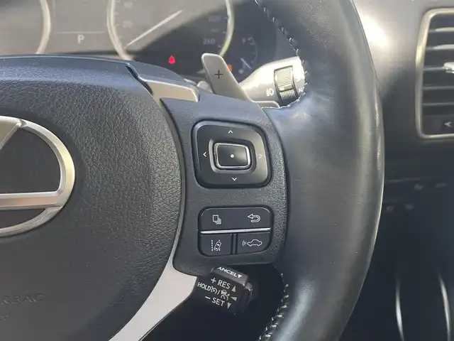 レクサス ＮＸ 300h バージョンL 熊本県 2019(令1)年 8万km ソニッククォーツ ワンオーナー/純正ナビ/・CD/DVD/BT/SD/AUX/USB/・フルセグTV/・全周囲カメラ/レクサスセーフティシステム/・レーントレーシングアシスト/・プリクラッシュセーフティ/・パーキングサポートブレーキ/・ロードサインアシスト/・先行車発進お知らせ/・ヘッドアップディスプレイ/・ブラインドスポットモニター/・オートハイビーム/・レーダークルーズコントロール/パワーバックドア/革巻きステアリング/ステアリングスイッチ/パドルシフト/ステアリングヒーター/前席パワーシート/D席メモリ付き/前席シートヒーター/クーラー/横滑り防止装置/前後ドライブレコーダー/電動パーキングブレーキ/オートホールドブレーキ/ETC2.0/純正フロアマット/純正アルミホイール/ドアバイザー/スペアキー/カードキー