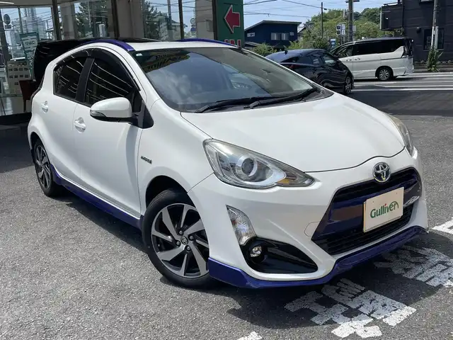 トヨタ アクア X－URBAN 静岡県 2015(平27)年 12.6万km ライムホワイトパールクリスタルシャイン ワンオーナー/純正9インチナビ/フルセグTV/DVD/CD/SD/MSV/BT/HDMI/バックカメラ/ハーフレザーシート/前席シートヒーター /エンジンスターター/前後ドライブレコーダー/ビルトインETC/ステアリングスイッチ/TVキャンセラー/LEDヘッドライト/LEDフォグライト/スマートキー×2/保証書/取扱説明書/ナビ取扱説明書/H30/31/R2/4/6/7点検記録簿有