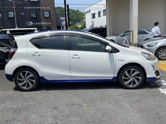 トヨタ アクア X－URBAN 静岡県 2015(平27)年 12.6万km ライムホワイトパールクリスタルシャイン ワンオーナー/純正9インチナビ/フルセグTV/DVD/CD/SD/MSV/BT/HDMI/バックカメラ/ハーフレザーシート/前席シートヒーター /エンジンスターター/前後ドライブレコーダー/ビルトインETC/ステアリングスイッチ/TVキャンセラー/LEDヘッドライト/LEDフォグライト/スマートキー×2/保証書/取扱説明書/ナビ取扱説明書/H30/31/R2/4/6/7点検記録簿有
