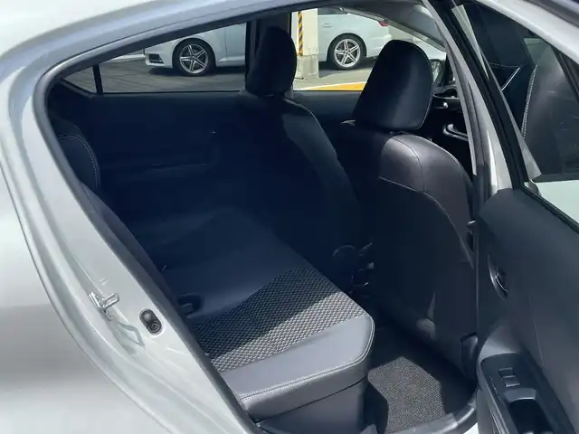 トヨタ アクア X－URBAN 静岡県 2015(平27)年 12.6万km ライムホワイトパールクリスタルシャイン ワンオーナー/純正9インチナビ/フルセグTV/DVD/CD/SD/MSV/BT/HDMI/バックカメラ/ハーフレザーシート/前席シートヒーター /エンジンスターター/前後ドライブレコーダー/ビルトインETC/ステアリングスイッチ/TVキャンセラー/LEDヘッドライト/LEDフォグライト/スマートキー×2/保証書/取扱説明書/ナビ取扱説明書/H30/31/R2/4/6/7点検記録簿有