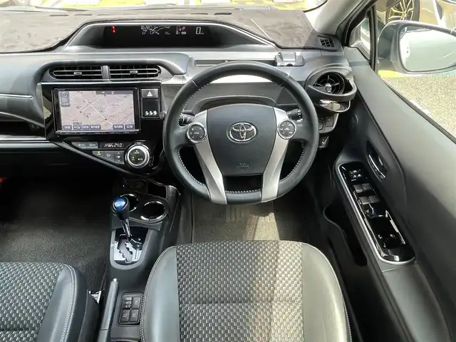 トヨタ アクア X－URBAN 静岡県 2015(平27)年 12.6万km ライムホワイトパールクリスタルシャイン ワンオーナー/純正9インチナビ/フルセグTV/DVD/CD/SD/MSV/BT/HDMI/バックカメラ/ハーフレザーシート/前席シートヒーター /エンジンスターター/前後ドライブレコーダー/ビルトインETC/ステアリングスイッチ/TVキャンセラー/LEDヘッドライト/LEDフォグライト/スマートキー×2/保証書/取扱説明書/ナビ取扱説明書/H30/31/R2/4/6/7点検記録簿有