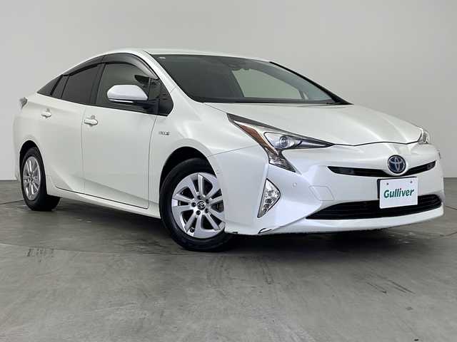 トヨタ プリウス Sセーフティプラス 佐賀県 2017(平29)年 2.8万km ホワイトパールクリスタルシャイン ・純正ナビ&CD&DVD&SD&BT&TV/・バックカメラ/・トヨタセーフティセンス/・プリクラッシュセーフティ/・レーダークルーズコントロール/・レーンキープアシスト/・パーキングアシスト/・ヘッドアップディスプレイ/・ビルトインETC/・クリアランスソナー/・オートマチックハイビーム/・LEDオートライト/・LEDフォグランプ/・ステアリングリモコン/・スマートキー/・革巻きステアリング/・防眩ミラー/・スペアキー/・プッシュスタート/・社外フロアマット