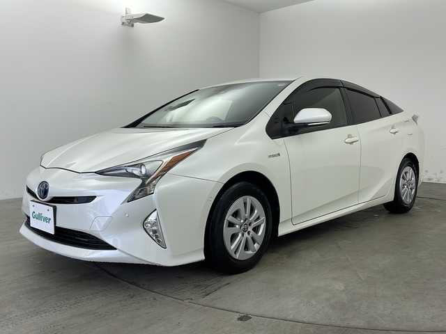 トヨタ プリウス Sセーフティプラス 佐賀県 2017(平29)年 2.8万km ホワイトパールクリスタルシャイン ・純正ナビ&CD&DVD&SD&BT&TV/・バックカメラ/・トヨタセーフティセンス/・プリクラッシュセーフティ/・レーダークルーズコントロール/・レーンキープアシスト/・パーキングアシスト/・ヘッドアップディスプレイ/・ビルトインETC/・クリアランスソナー/・オートマチックハイビーム/・LEDオートライト/・LEDフォグランプ/・ステアリングリモコン/・スマートキー/・革巻きステアリング/・防眩ミラー/・スペアキー/・プッシュスタート/・社外フロアマット