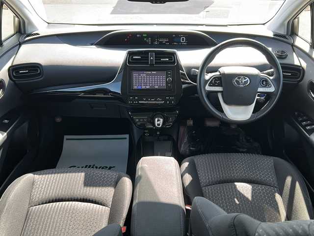 トヨタ プリウス Sセーフティプラス 佐賀県 2017(平29)年 2.8万km ホワイトパールクリスタルシャイン 純正SDナビゲーション/・フルセグTV/CD/DVD/SD/USB/Bluetooth/バックカメラ/前方ドライブレコーダー/ビルトインETC/インテリジェントパーキングアシスト/ヘッドアップディスプレイ/ISOFIX対応/革巻きステアリング/ステアリングリモコン/純正15インチアルミホイール(ホイールキャップ装着タイプ)/純正LEDヘッドライト/・オートマチックハイビーム/純正LEDフォグランプ/純正ドアバイザ―/取扱説明書/スペアキー１本/トヨタセーフティセンス/・レーダークルーズコントロール/・レーンディパーチャーアラート/・クリアランスソナー/・プリクラッシュセーフティ/・ふらつき警報