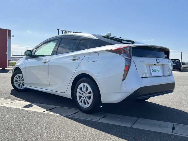 トヨタ プリウス Sセーフティプラス 佐賀県 2017(平29)年 2.8万km ホワイトパールクリスタルシャイン 純正SDナビゲーション/・フルセグTV/CD/DVD/SD/USB/Bluetooth/バックカメラ/前方ドライブレコーダー/ビルトインETC/インテリジェントパーキングアシスト/ヘッドアップディスプレイ/ISOFIX対応/革巻きステアリング/ステアリングリモコン/純正15インチアルミホイール(ホイールキャップ装着タイプ)/純正LEDヘッドライト/・オートマチックハイビーム/純正LEDフォグランプ/純正ドアバイザ―/取扱説明書/スペアキー１本/トヨタセーフティセンス/・レーダークルーズコントロール/・レーンディパーチャーアラート/・クリアランスソナー/・プリクラッシュセーフティ/・ふらつき警報