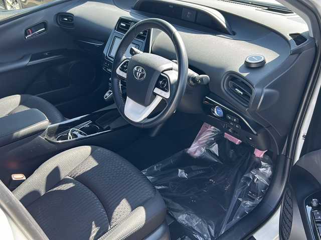 トヨタ プリウス Sセーフティプラス 佐賀県 2017(平29)年 2.8万km ホワイトパールクリスタルシャイン 純正SDナビゲーション/・フルセグTV/CD/DVD/SD/USB/Bluetooth/バックカメラ/前方ドライブレコーダー/ビルトインETC/インテリジェントパーキングアシスト/ヘッドアップディスプレイ/ISOFIX対応/革巻きステアリング/ステアリングリモコン/純正15インチアルミホイール(ホイールキャップ装着タイプ)/純正LEDヘッドライト/・オートマチックハイビーム/純正LEDフォグランプ/純正ドアバイザ―/取扱説明書/スペアキー１本/トヨタセーフティセンス/・レーダークルーズコントロール/・レーンディパーチャーアラート/・クリアランスソナー/・プリクラッシュセーフティ/・ふらつき警報