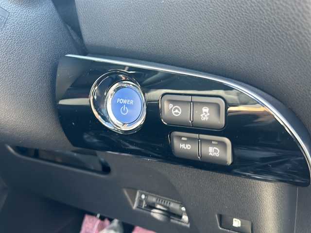 トヨタ プリウス Sセーフティプラス 佐賀県 2017(平29)年 2.8万km ホワイトパールクリスタルシャイン 純正SDナビゲーション/・フルセグTV/CD/DVD/SD/USB/Bluetooth/バックカメラ/前方ドライブレコーダー/ビルトインETC/インテリジェントパーキングアシスト/ヘッドアップディスプレイ/ISOFIX対応/革巻きステアリング/ステアリングリモコン/純正15インチアルミホイール(ホイールキャップ装着タイプ)/純正LEDヘッドライト/・オートマチックハイビーム/純正LEDフォグランプ/純正ドアバイザ―/取扱説明書/スペアキー１本/トヨタセーフティセンス/・レーダークルーズコントロール/・レーンディパーチャーアラート/・クリアランスソナー/・プリクラッシュセーフティ/・ふらつき警報