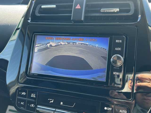 トヨタ プリウス Sセーフティプラス 佐賀県 2017(平29)年 2.8万km ホワイトパールクリスタルシャイン 純正SDナビゲーション/・フルセグTV/CD/DVD/SD/USB/Bluetooth/バックカメラ/前方ドライブレコーダー/ビルトインETC/インテリジェントパーキングアシスト/ヘッドアップディスプレイ/ISOFIX対応/革巻きステアリング/ステアリングリモコン/純正15インチアルミホイール(ホイールキャップ装着タイプ)/純正LEDヘッドライト/・オートマチックハイビーム/純正LEDフォグランプ/純正ドアバイザ―/取扱説明書/スペアキー１本/トヨタセーフティセンス/・レーダークルーズコントロール/・レーンディパーチャーアラート/・クリアランスソナー/・プリクラッシュセーフティ/・ふらつき警報