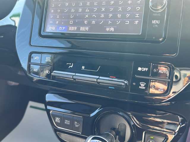 トヨタ プリウス Sセーフティプラス 佐賀県 2017(平29)年 2.8万km ホワイトパールクリスタルシャイン 純正SDナビゲーション/・フルセグTV/CD/DVD/SD/USB/Bluetooth/バックカメラ/前方ドライブレコーダー/ビルトインETC/インテリジェントパーキングアシスト/ヘッドアップディスプレイ/ISOFIX対応/革巻きステアリング/ステアリングリモコン/純正15インチアルミホイール(ホイールキャップ装着タイプ)/純正LEDヘッドライト/・オートマチックハイビーム/純正LEDフォグランプ/純正ドアバイザ―/取扱説明書/スペアキー１本/トヨタセーフティセンス/・レーダークルーズコントロール/・レーンディパーチャーアラート/・クリアランスソナー/・プリクラッシュセーフティ/・ふらつき警報