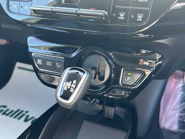 トヨタ プリウス Sセーフティプラス 佐賀県 2017(平29)年 2.8万km ホワイトパールクリスタルシャイン 純正SDナビゲーション/・フルセグTV/CD/DVD/SD/USB/Bluetooth/バックカメラ/前方ドライブレコーダー/ビルトインETC/インテリジェントパーキングアシスト/ヘッドアップディスプレイ/ISOFIX対応/革巻きステアリング/ステアリングリモコン/純正15インチアルミホイール(ホイールキャップ装着タイプ)/純正LEDヘッドライト/・オートマチックハイビーム/純正LEDフォグランプ/純正ドアバイザ―/取扱説明書/スペアキー１本/トヨタセーフティセンス/・レーダークルーズコントロール/・レーンディパーチャーアラート/・クリアランスソナー/・プリクラッシュセーフティ/・ふらつき警報