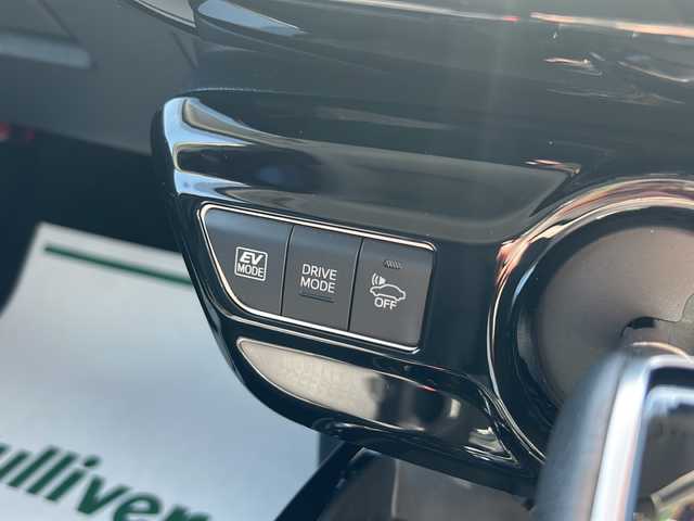 トヨタ プリウス Sセーフティプラス 佐賀県 2017(平29)年 2.8万km ホワイトパールクリスタルシャイン 純正SDナビゲーション/・フルセグTV/CD/DVD/SD/USB/Bluetooth/バックカメラ/前方ドライブレコーダー/ビルトインETC/インテリジェントパーキングアシスト/ヘッドアップディスプレイ/ISOFIX対応/革巻きステアリング/ステアリングリモコン/純正15インチアルミホイール(ホイールキャップ装着タイプ)/純正LEDヘッドライト/・オートマチックハイビーム/純正LEDフォグランプ/純正ドアバイザ―/取扱説明書/スペアキー１本/トヨタセーフティセンス/・レーダークルーズコントロール/・レーンディパーチャーアラート/・クリアランスソナー/・プリクラッシュセーフティ/・ふらつき警報