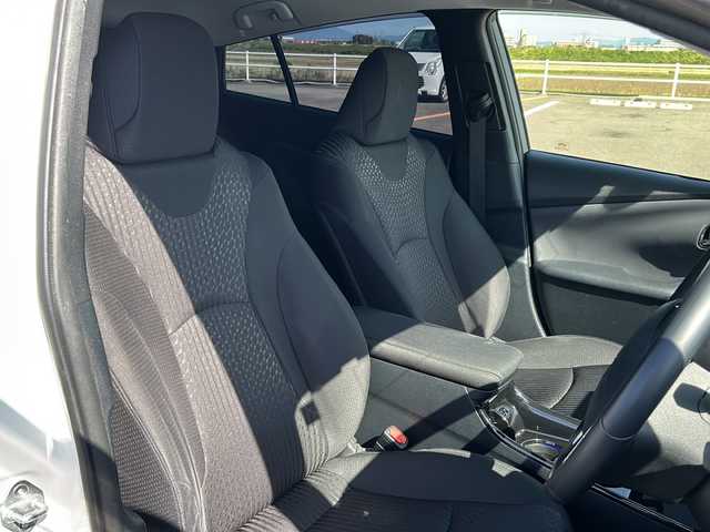 トヨタ プリウス Sセーフティプラス 佐賀県 2017(平29)年 2.8万km ホワイトパールクリスタルシャイン 純正SDナビゲーション/・フルセグTV/CD/DVD/SD/USB/Bluetooth/バックカメラ/前方ドライブレコーダー/ビルトインETC/インテリジェントパーキングアシスト/ヘッドアップディスプレイ/ISOFIX対応/革巻きステアリング/ステアリングリモコン/純正15インチアルミホイール(ホイールキャップ装着タイプ)/純正LEDヘッドライト/・オートマチックハイビーム/純正LEDフォグランプ/純正ドアバイザ―/取扱説明書/スペアキー１本/トヨタセーフティセンス/・レーダークルーズコントロール/・レーンディパーチャーアラート/・クリアランスソナー/・プリクラッシュセーフティ/・ふらつき警報