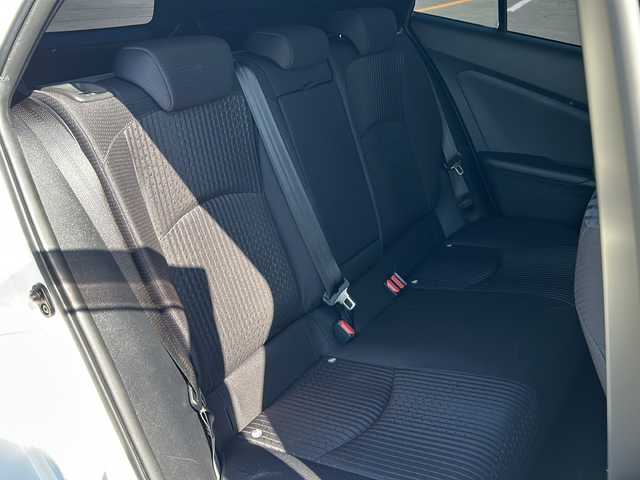 トヨタ プリウス Sセーフティプラス 佐賀県 2017(平29)年 2.8万km ホワイトパールクリスタルシャイン 純正SDナビゲーション/・フルセグTV/CD/DVD/SD/USB/Bluetooth/バックカメラ/前方ドライブレコーダー/ビルトインETC/インテリジェントパーキングアシスト/ヘッドアップディスプレイ/ISOFIX対応/革巻きステアリング/ステアリングリモコン/純正15インチアルミホイール(ホイールキャップ装着タイプ)/純正LEDヘッドライト/・オートマチックハイビーム/純正LEDフォグランプ/純正ドアバイザ―/取扱説明書/スペアキー１本/トヨタセーフティセンス/・レーダークルーズコントロール/・レーンディパーチャーアラート/・クリアランスソナー/・プリクラッシュセーフティ/・ふらつき警報